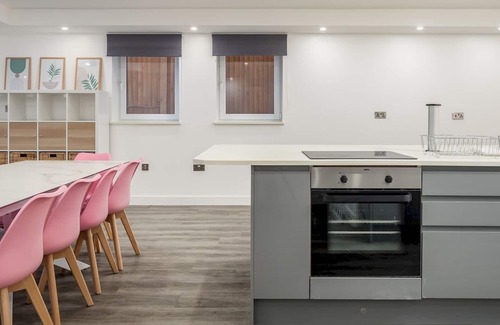 Watford House | Pass the Keys | Large Stylish Modern Six Bedroom House in Watford