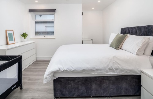 Watford House | Pass the Keys | Large Stylish Modern Six Bedroom House in Watford