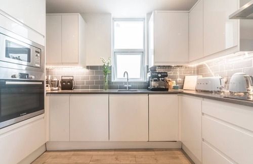 Hampton North Apartment | Pass the Keys | Luxurious Flat with Large Private Terrace