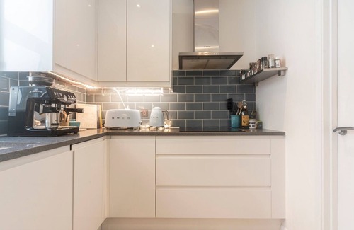Hampton North Apartment | Pass the Keys | Luxurious Flat with Large Private Terrace