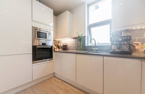 Hampton North Apartment | Pass the Keys | Luxurious Flat with Large Private Terrace