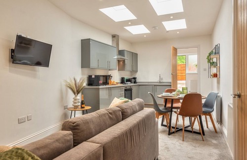 Madeley Apartment | Pass the Keys | Modern Apartment With Courtyard