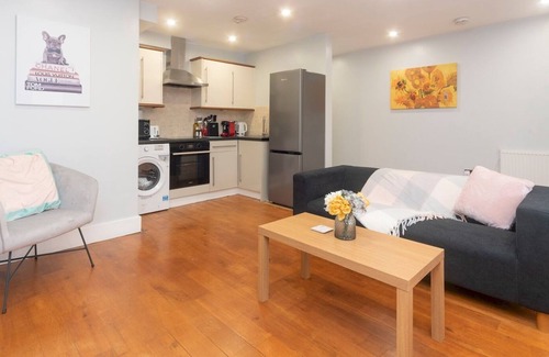 Northcote Apartment | Pass the Keys | Modern 2 BR with Patio 15 mins to Wimbledon Tennis