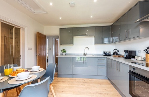 Madeley Apartment | Pass the Keys | Modern Apartment with Terrace