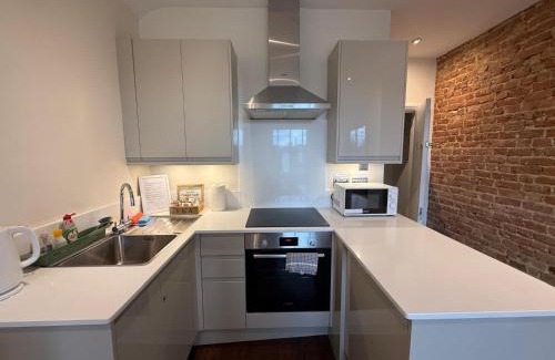 St. Margarets and North Twickenham Apartment | Pass the Keys Modern Elegant Studio 20 Minutes to Central London