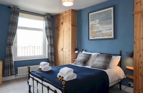 Southsea Apartment | Pass the Keys Modern Seafront Apartment With Great Views Sleeps 4