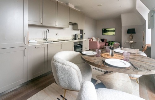 Twickenham Riverside Apartment | Pass the Keys | Opulent 2BR Flat Near The Thames