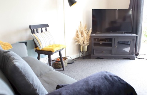 Carmarthen Apartment | Pass the Keys | Pet friendly Garden flat in Carmarthen