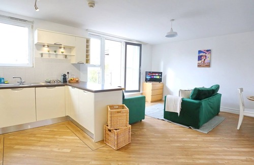 Chorlton-on-Medlock Apartment | Pass the Keys | Roof Terrace Flat + Parking Mins From Manchester