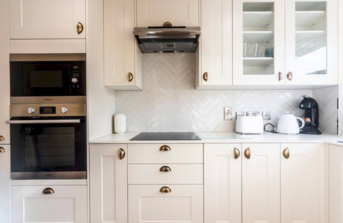 Worcester Park House | Pass the Keys | Stylish 2 Bedroom Family Home