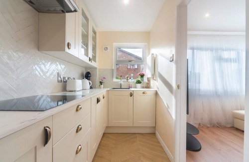 Worcester Park House | Pass the Keys | Stylish 2 Bedroom Family Home