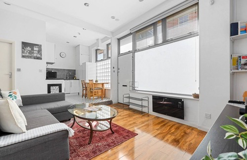 Weavers Apartment | Pass the Keys | Shoreditch High Street Secret Gem for 4