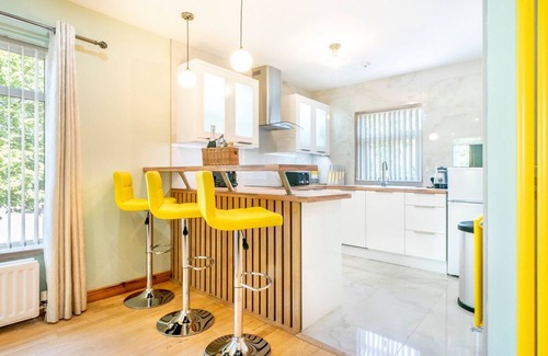 Belfast City Centre Apartment | Pass the Keys | Simply Stunning 2BR | City Centre | Queens Uni