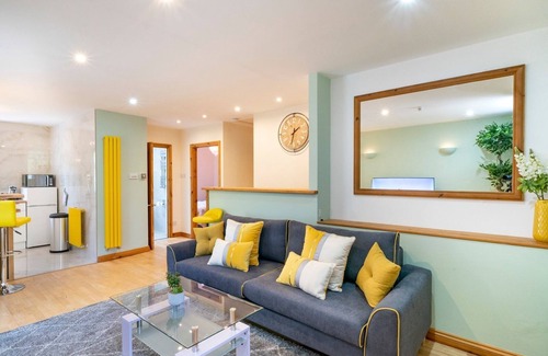 Belfast City Centre Apartment | Pass the Keys | Simply Stunning 2BR | City Centre | Queens Uni