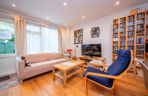 St. George's House | Pass the Keys Spacious 2BR w Free Parking Patio Near Tube