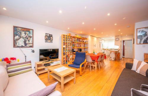 St. George's House | Pass the Keys Spacious 2BR w Free Parking Patio Near Tube