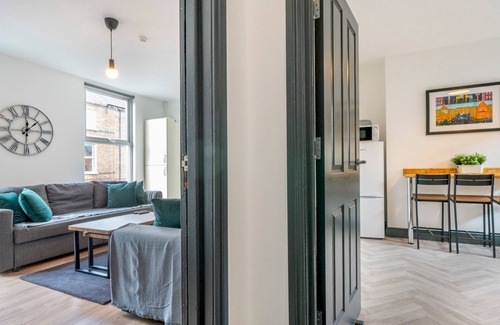 Queens Quarter Apartment | Pass the Keys | Spacious | Queens Uni Beside Cafes and Restaurants