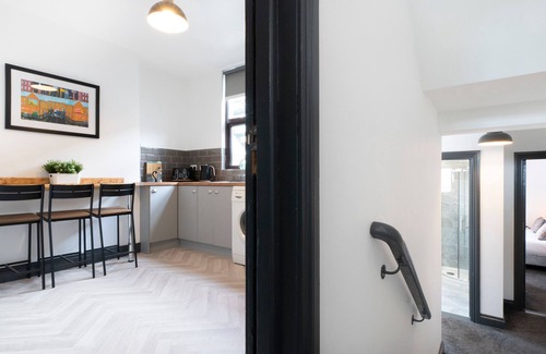 Queens Quarter Apartment | Pass the Keys | Spacious | Queens Uni Beside Cafes and Restaurants