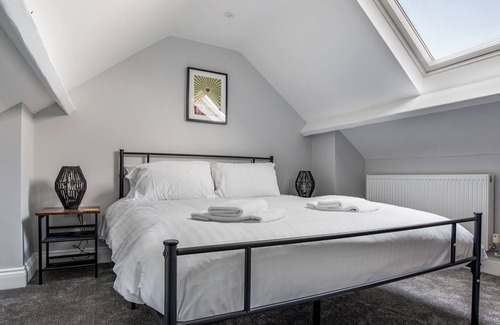 Shrewsbury House | Pass the Keys | Stylish Modern Victorian Home with Two Bedrooms