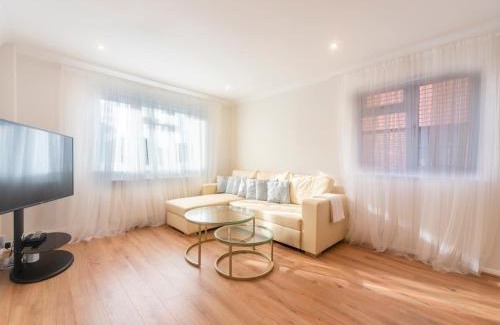 Worcester Park House | Pass the Keys Stylish 2 Bedroom Family Home