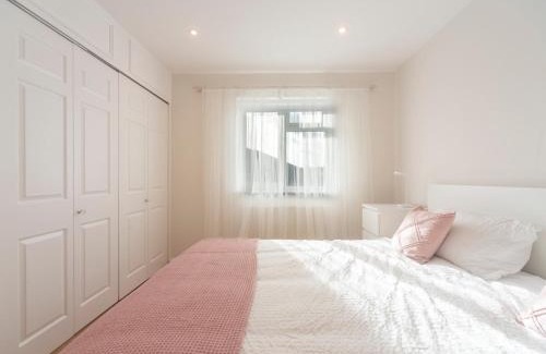 Worcester Park House | Pass the Keys Stylish 2 Bedroom Family Home