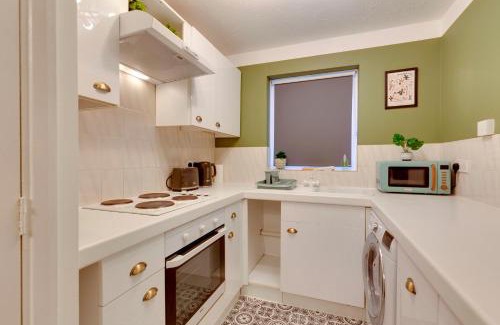 Cherry Hinton Apartment | Pass the Keys Stylish and modern studio flat Free parking