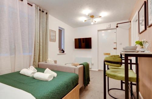 Cherry Hinton Apartment | Pass the Keys Stylish and modern studio flat Free parking