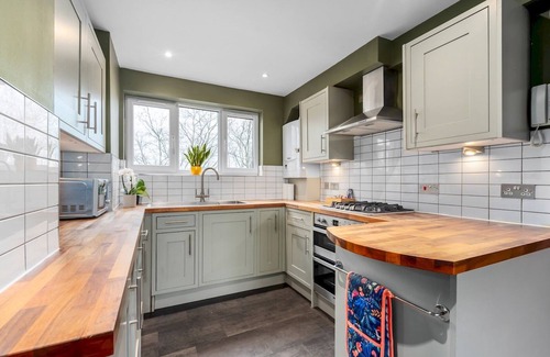 Stockwell Apartment | Pass the Keys | Stylish Apartment Short walk to the River Thames