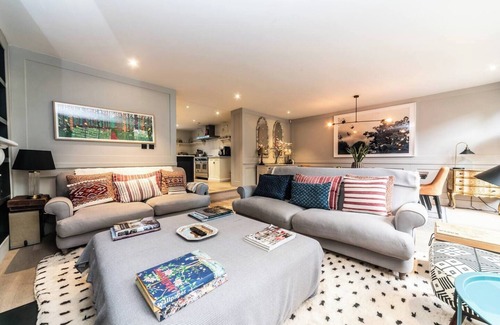 Askew House | Pass the Keys | Stylish Garden Home -10 min To Trains · Gorgeous Garden House|10 Min to Train