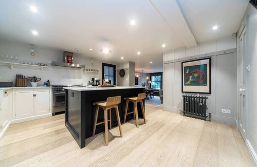 Askew House | Pass the Keys | Stylish Garden Home -10 min To Trains · Gorgeous Garden House|10 Min to Train