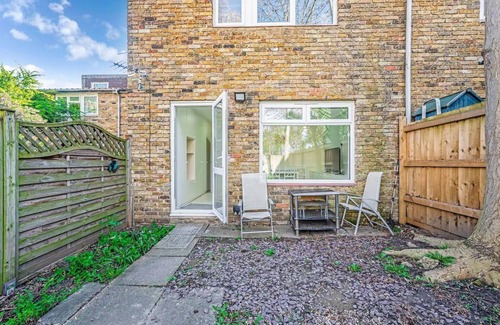 Larkhall House | Pass the Keys | Stylish Home| Garden|Ten Mins to Central London