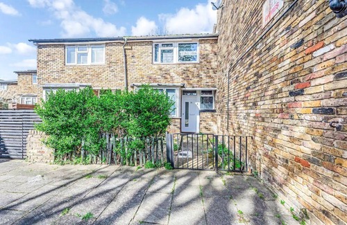 Larkhall House | Pass the Keys | Stylish Home| Garden|Ten Mins to Central London