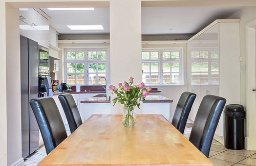 Runnymede House | Pass the Keys | Surrey Retreat – 5BR Hidden Gem