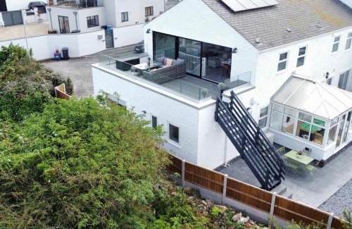 Moelfre House | Pass the Keys The View in Moelfre for 8 people with sea views