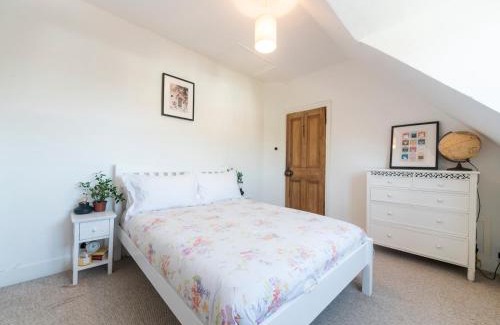 East Molesey Apartment | Pass the Keys Victorian Flat A Stones Throw From Hampton Court