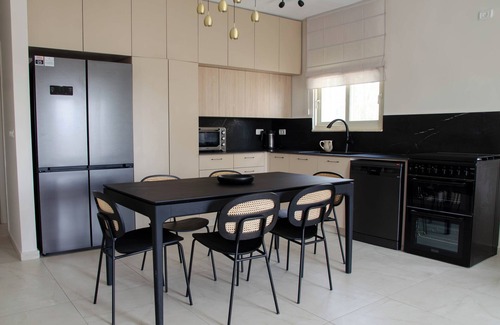 Katamon Apartment | Pastoral Old Katamon Penthouse with tons of sunlight and room for family!