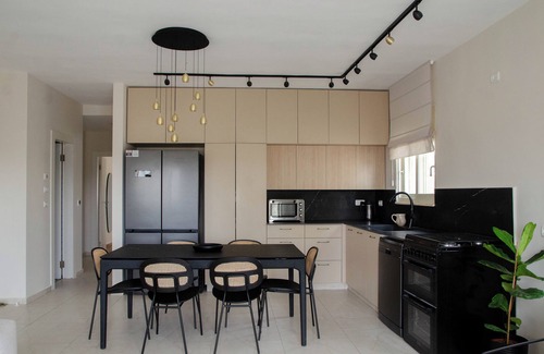Katamon Apartment | Pastoral Old Katamon Penthouse with tons of sunlight and room for family!