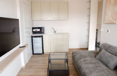 Katamon Apartment | Pastoral Old Katamon Penthouse with tons of sunlight and room for family!