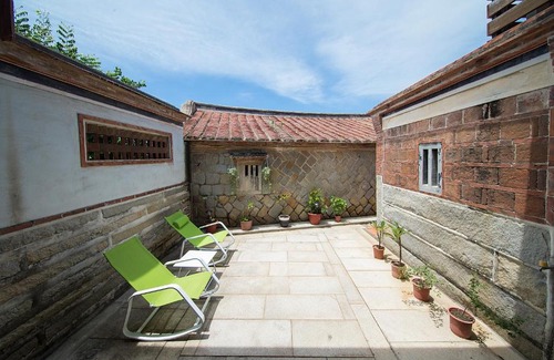 Ou-ts'o House | Patio Moonlight