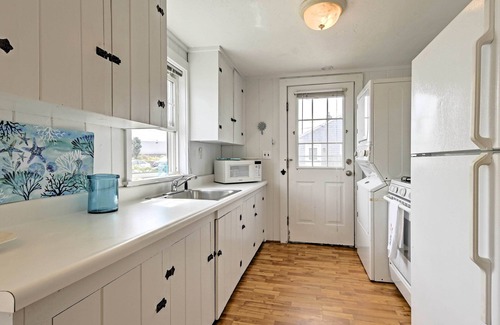 West Hyannisport Cottage | Patio & Walk to Craigville Beach: Cape Cod Retreat