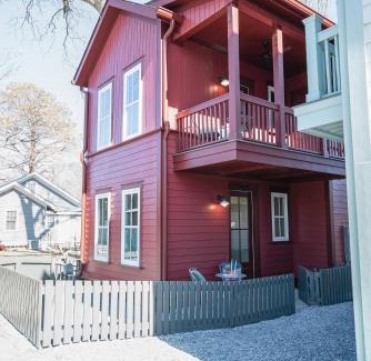 Downtown House | PatioPad~UltraWalkable~Fenced~Pets~Design2Delight!