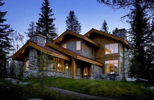 Jasper Resort | Patricia Lake Bungalows