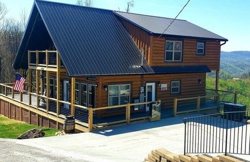 Gatlinburg - Pigeon Forge Cabin | PATRIOT DREAM: GREAT VIEWS,/HOT TUB/FIREPIT/10 % Act./Ret. MIL/LE DISCOUNT