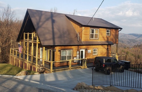 Gatlinburg - Pigeon Forge Cabin | PATRIOT DREAM: GREAT VIEWS,/HOT TUB/FIREPIT/10 % Act./Ret. MIL/LE DISCOUNT