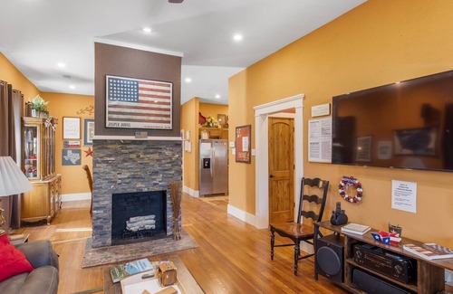 Fort Worth House | Patriot Outpost - Sleeps 8 - Just 3/4 Mile from Stockyards! TCU close by