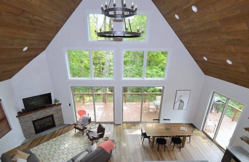 Berkeley Springs Cabin | Pattertwig - Pet friendly & near Cacapon State Park Newly constructed, sleeps 8