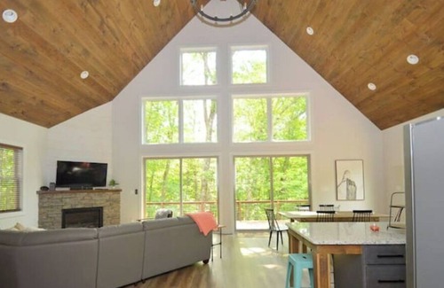 Berkeley Springs Cabin | Pattertwig - Pet friendly & near Cacapon State Park Newly constructed, sleeps 8