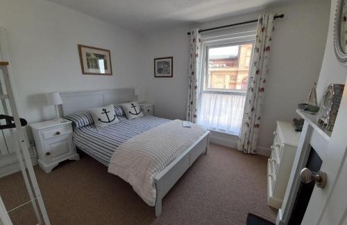 Gorleston-on-Sea House | 'Pavilion Cottage' next to Gorleston beach with sea views - pet friendly!