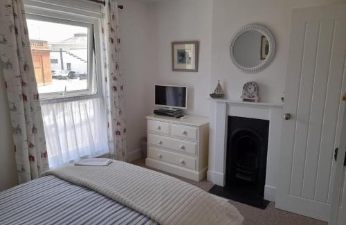 Gorleston-on-Sea House | 'Pavilion Cottage' next to Gorleston beach with sea views - pet friendly!