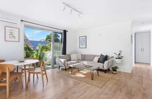 Bondi Beach Apartment | Paw-friendly 2BR Bondi pad with parking, great location